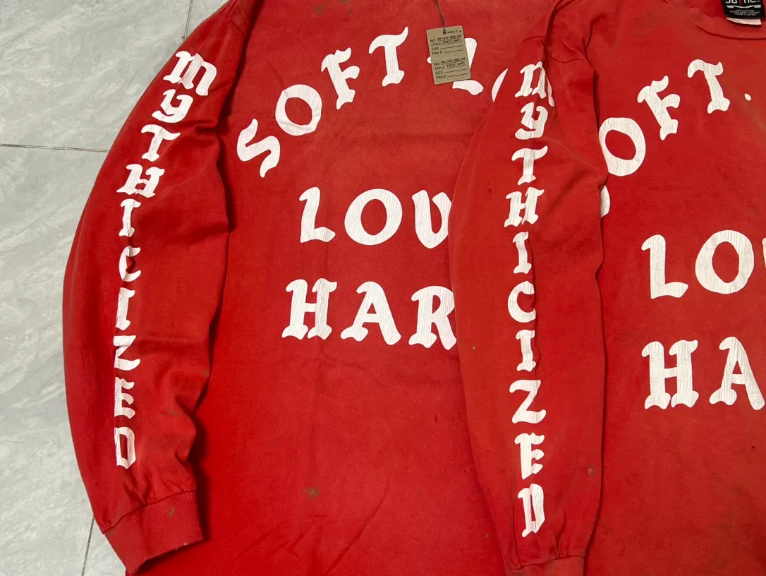 Proofing VS Authentic SAINT M×××××x SOFT LOVE LS_TEE/RED SOFT LOVE Red ripped long tee Washed red S-XL Garment dyeing Multi-digit frayed and worn Original uniform cracked retro print Multi-digit hand-made graffiti and splashed ink